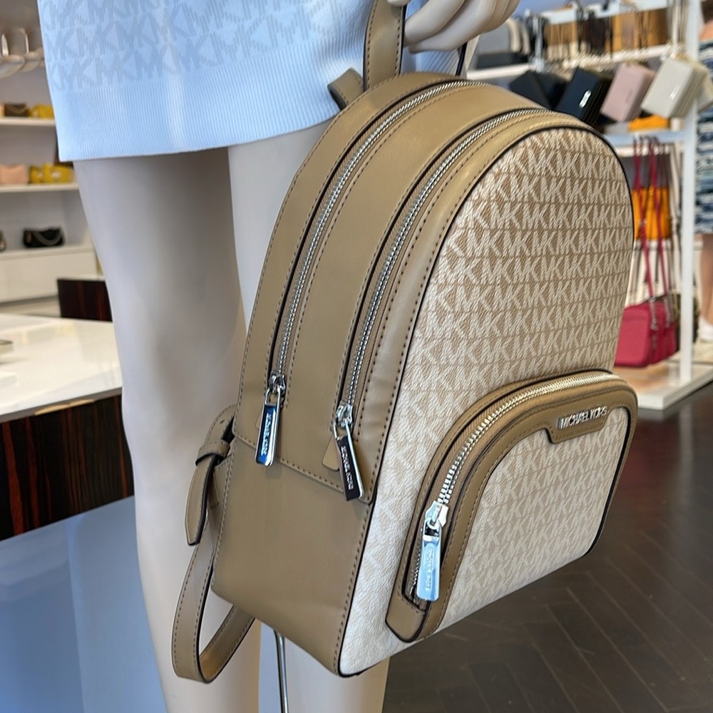 MICHAEL KORS Jaycee Medium Ombré Signature Logo Backpack
Husk
NWT - Picture 8 of 16